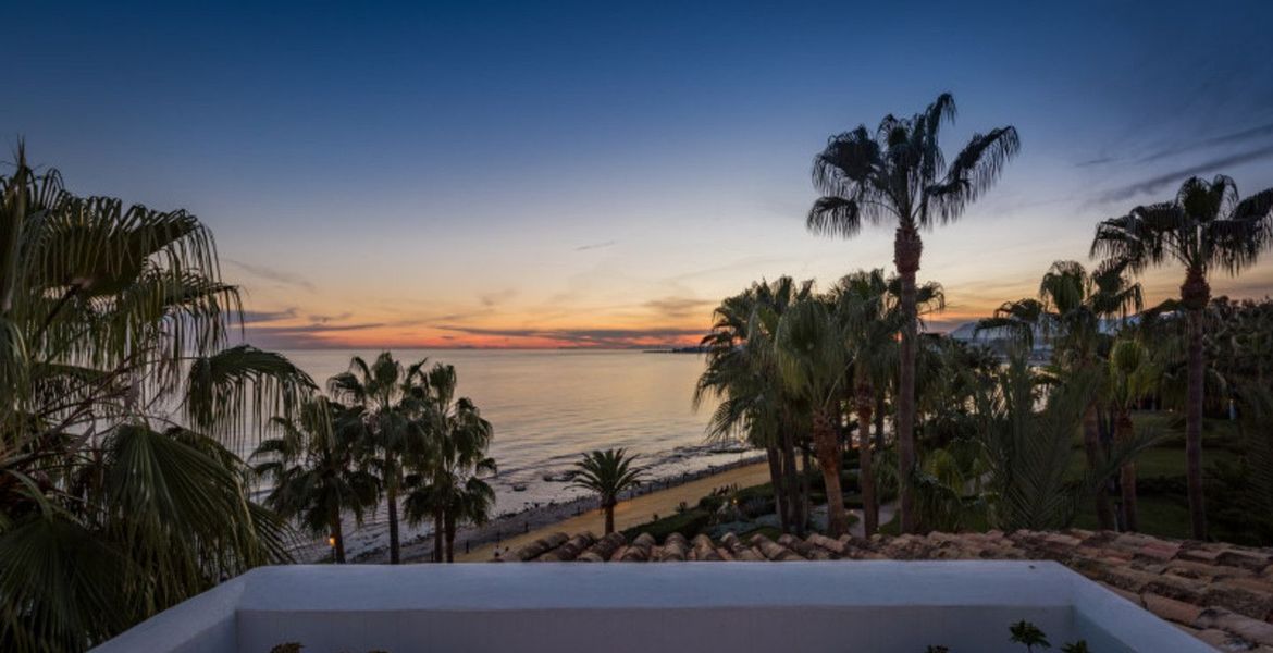 Unique duplex corner Penthouse in Marina Puente Romano.