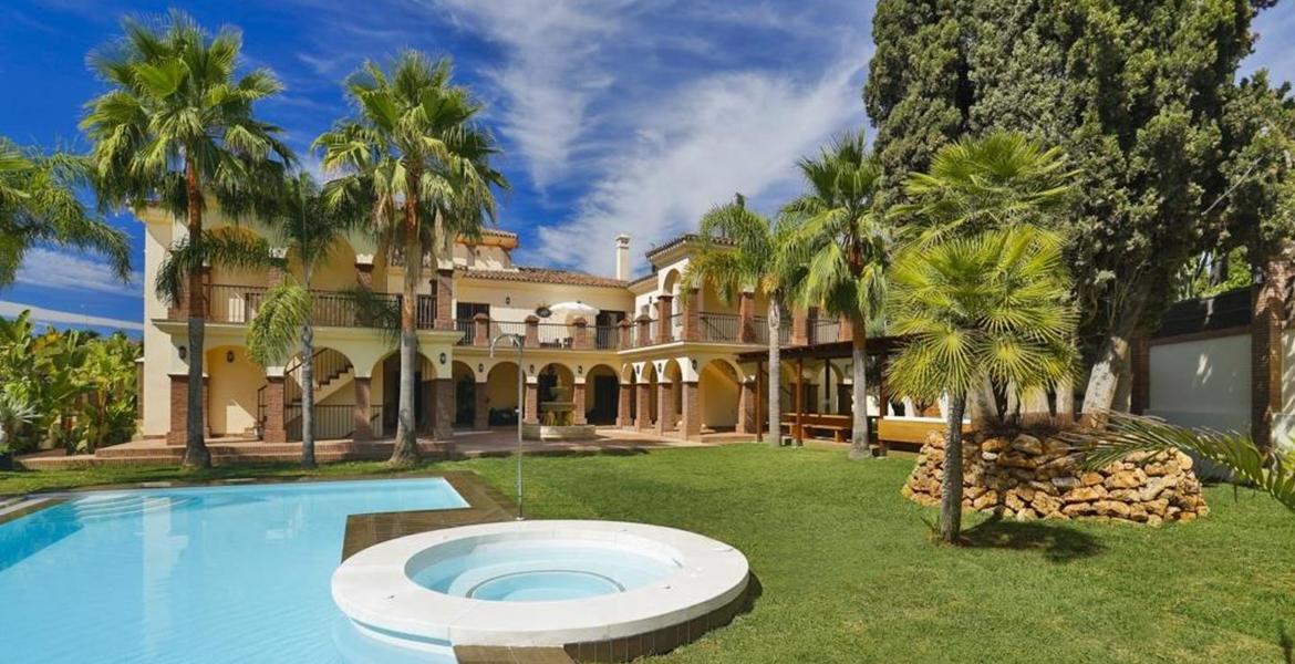 Luxury Modern 14 Bedrooms Villa walking Distance to Beach.