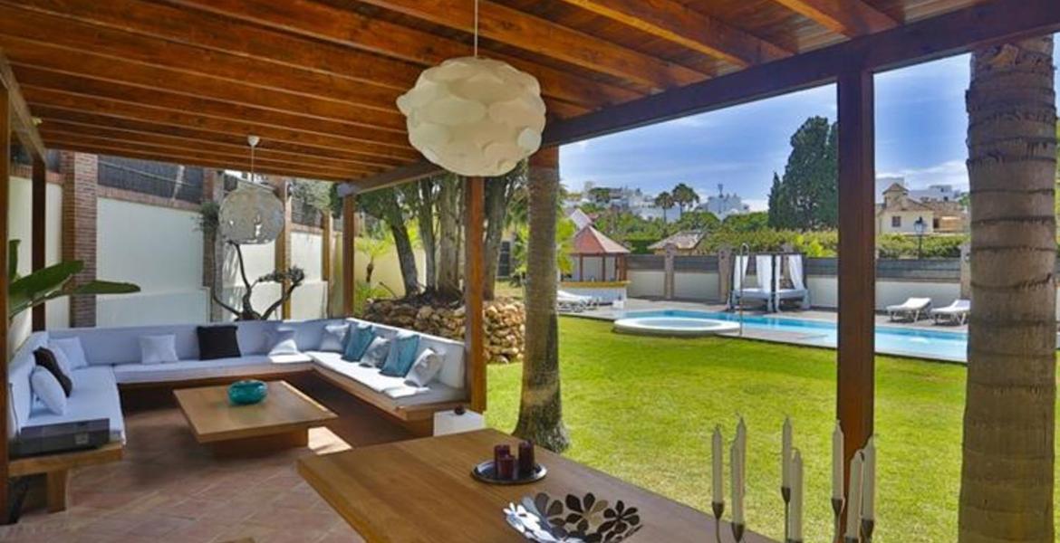 Luxury Modern 14 Bedrooms Villa walking Distance to Beach.