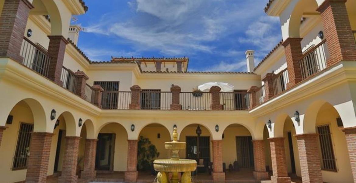 Luxury Modern 14 Bedrooms Villa walking Distance to Beach.