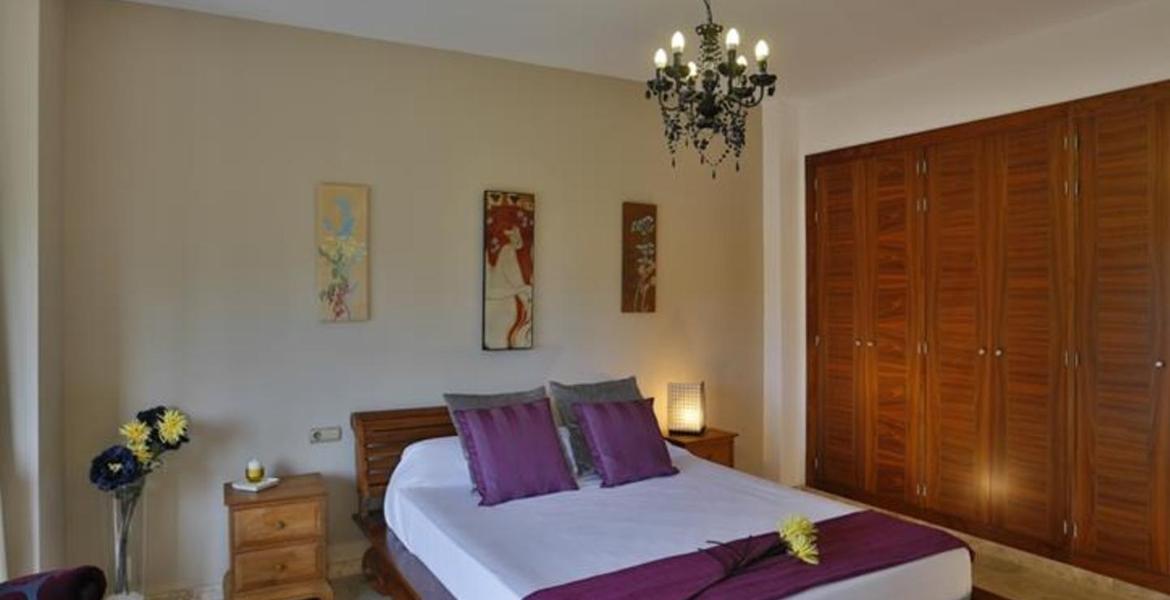 Luxury Modern 14 Bedrooms Villa walking Distance to Beach.