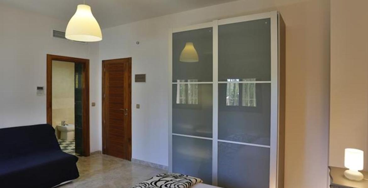 Luxury Modern 14 Bedrooms Villa walking Distance to Beach.