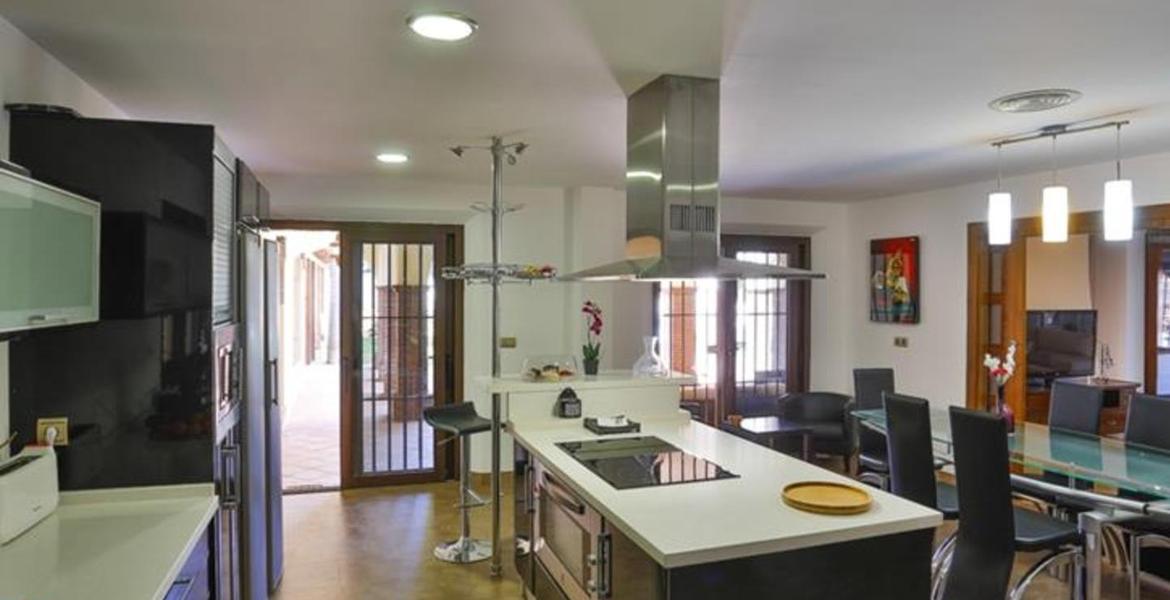 Luxury Modern 14 Bedrooms Villa walking Distance to Beach.