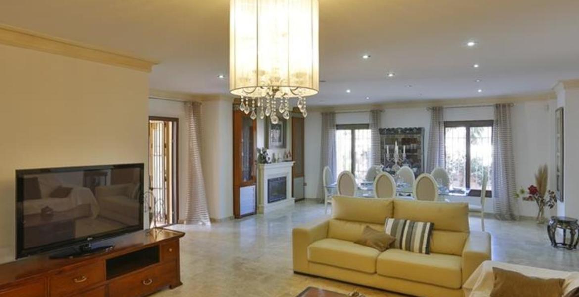 Luxury Modern 14 Bedrooms Villa walking Distance to Beach.