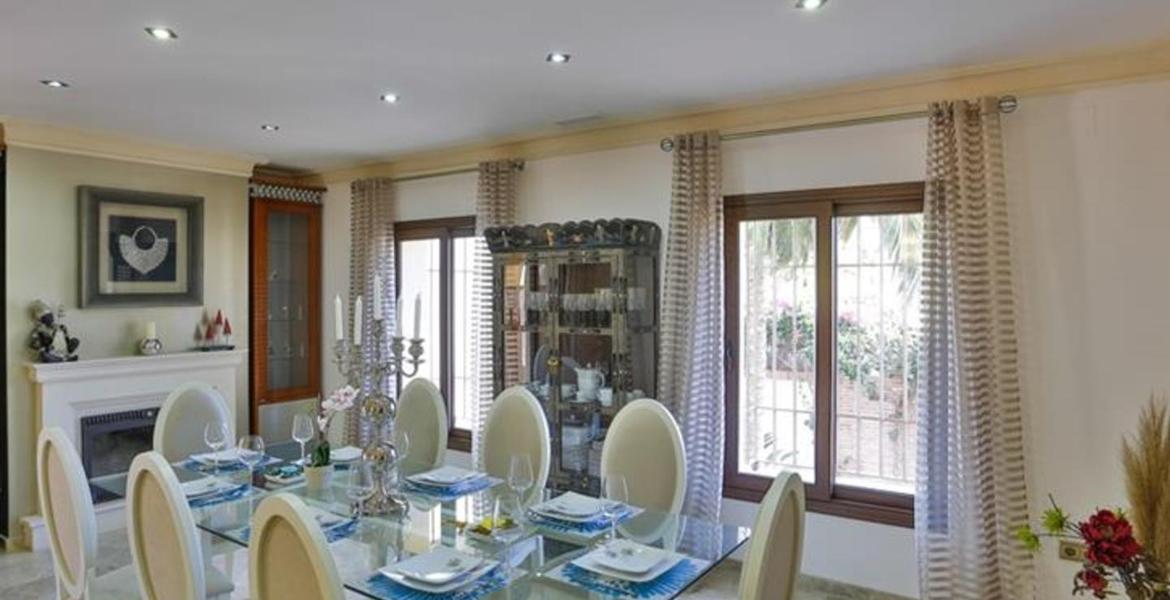 Luxury Modern 14 Bedrooms Villa walking Distance to Beach.