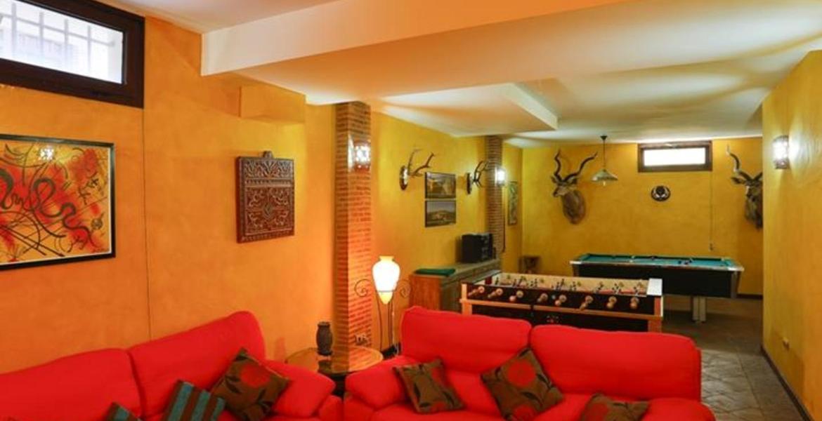 Luxury Modern 14 Bedrooms Villa walking Distance to Beach.