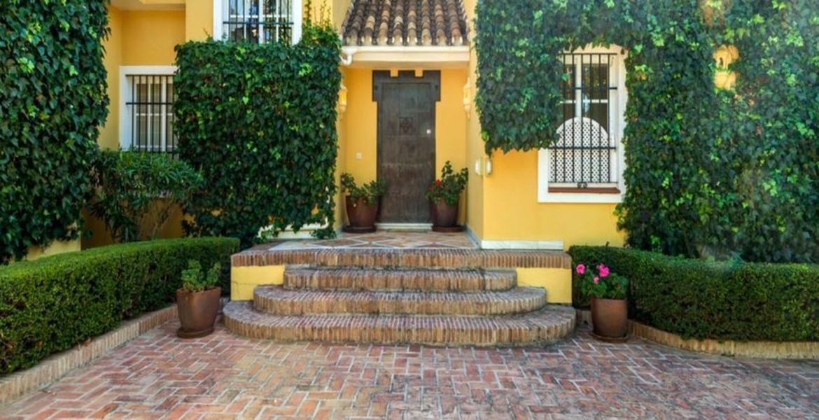 Villa clasica estilo andaluz en alquiler