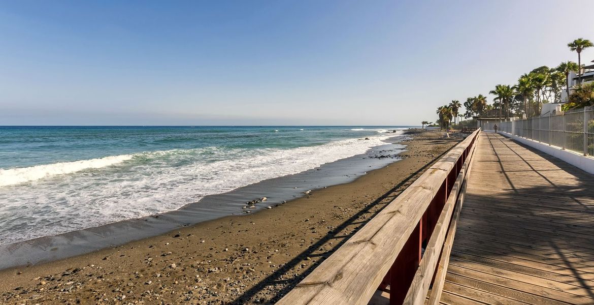 Ático Marbella frente a la playa con vistas al mar