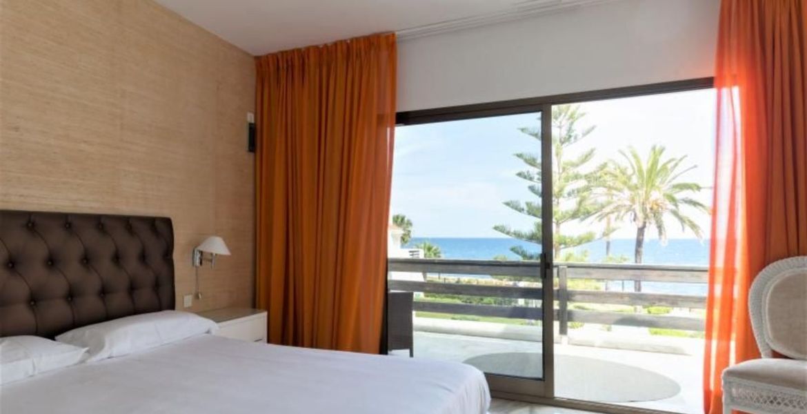 Apartment 4 bedrooms sea view front beach