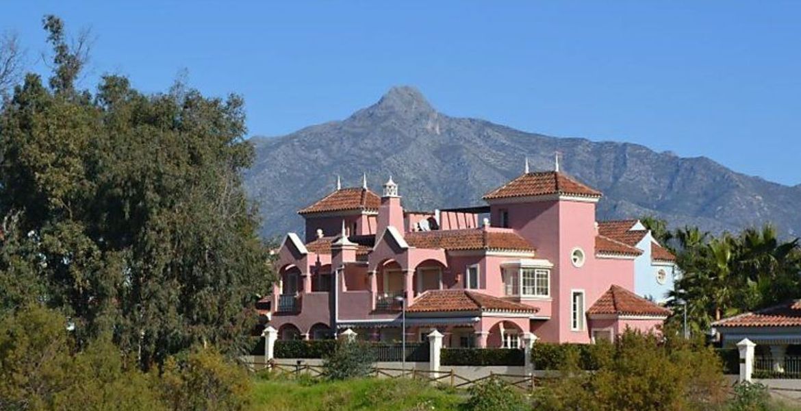 Guadalpin Banus en bord de mer avec vue sur la mer