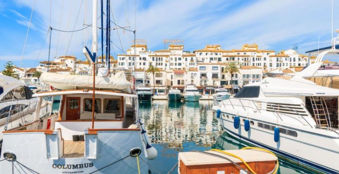 Guadalpin Banus en bord de mer avec vue sur la mer