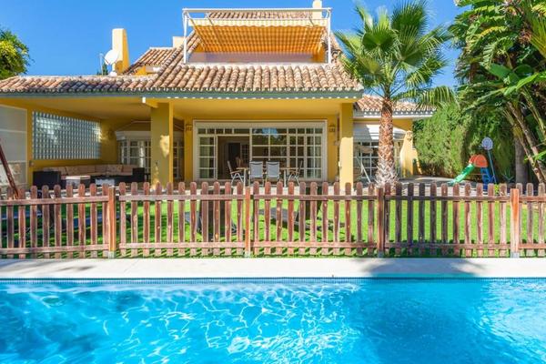 Villa clasica estilo andaluz en alquiler