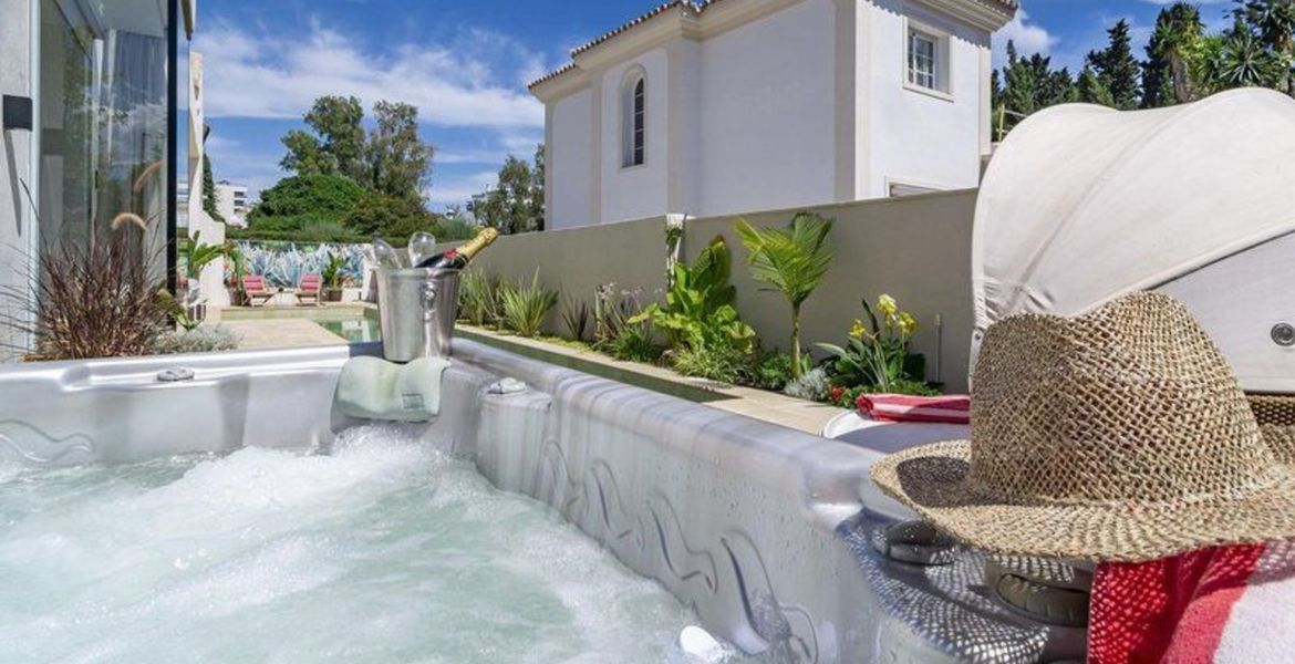 Un gran, cuatro dormitorios y cuatro baños, chalet situado s