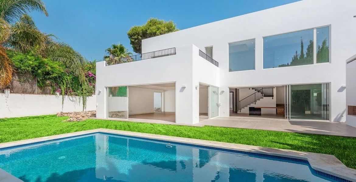 Villa for sale in Los Monteros