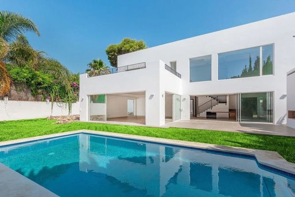 Villa for sale in Los Monteros