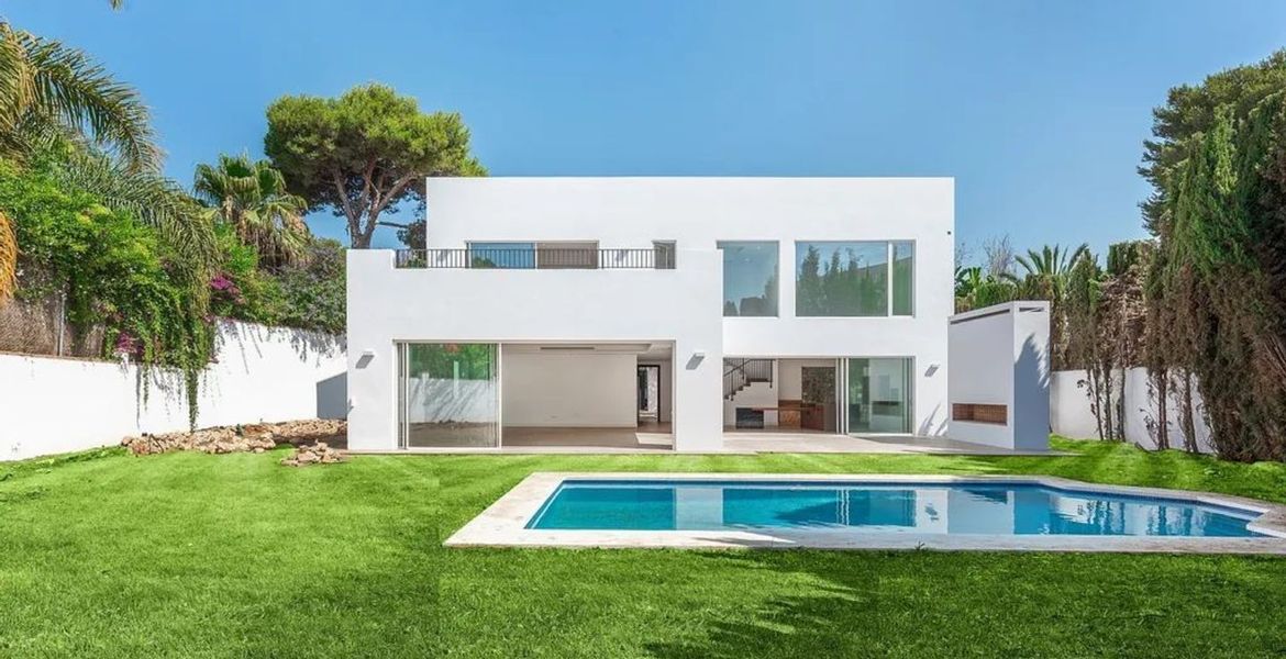 Villa for sale in Los Monteros