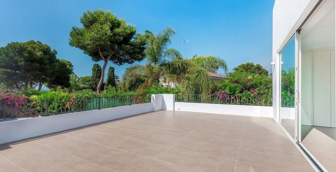 Villa for sale in Los Monteros