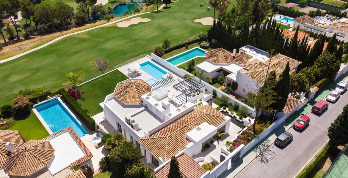 Villa de luxe avec vue sur le golf et la mer