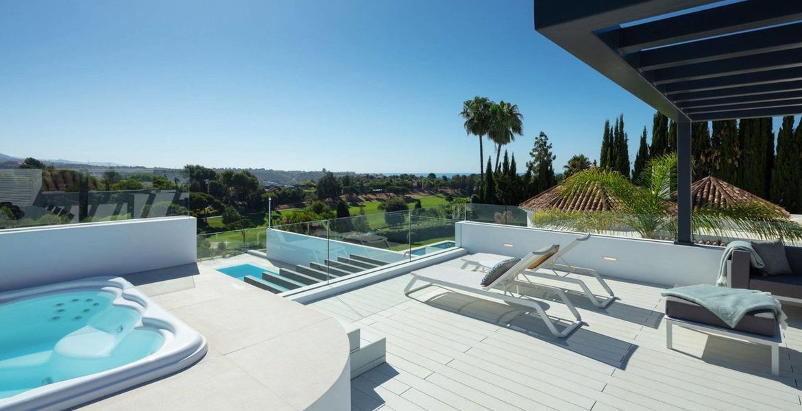 Villa de luxe avec vue sur le golf et la mer