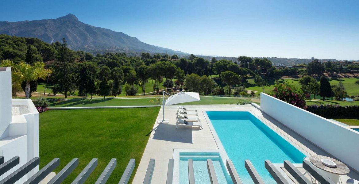 Villa de luxe avec vue sur le golf et la mer