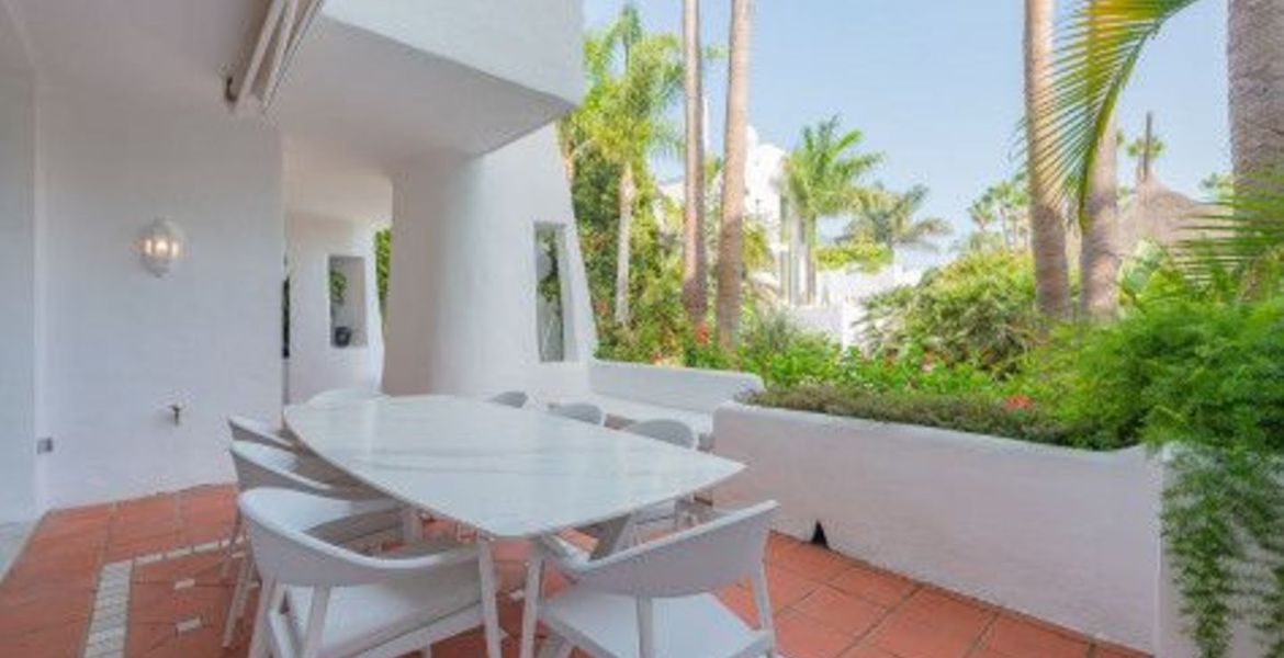 Sunny Garden Apartment in Puente Romano