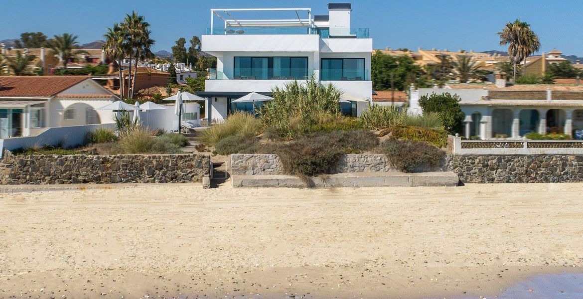 Villa en primera línea de playa en alquiler