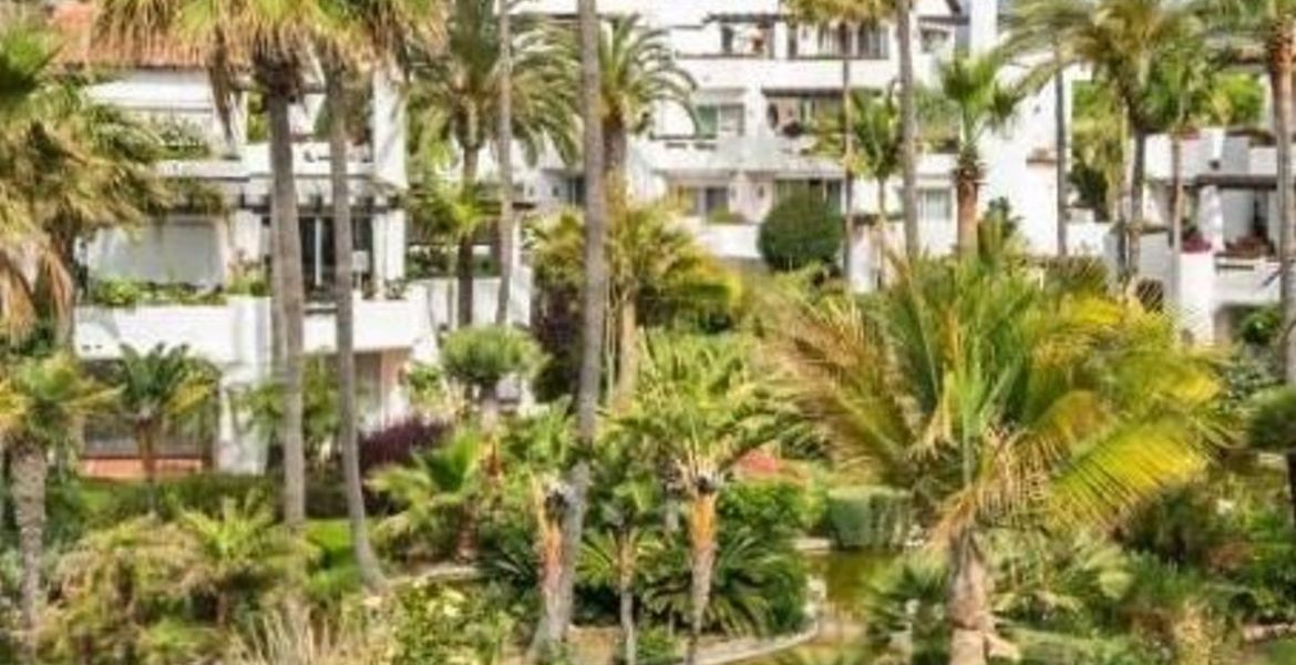 Apartment beachfront close to Laguna Banus