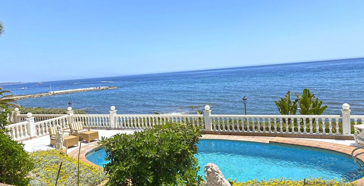 Beach Front Villa in Puente Romano