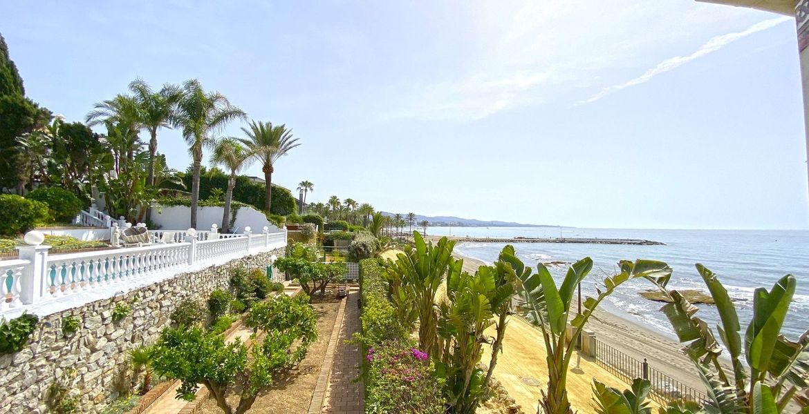 Beach Front Villa in Puente Romano