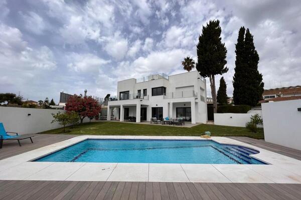 Villa à MARBELLA avec 4 chambres et 4 salles de bain.