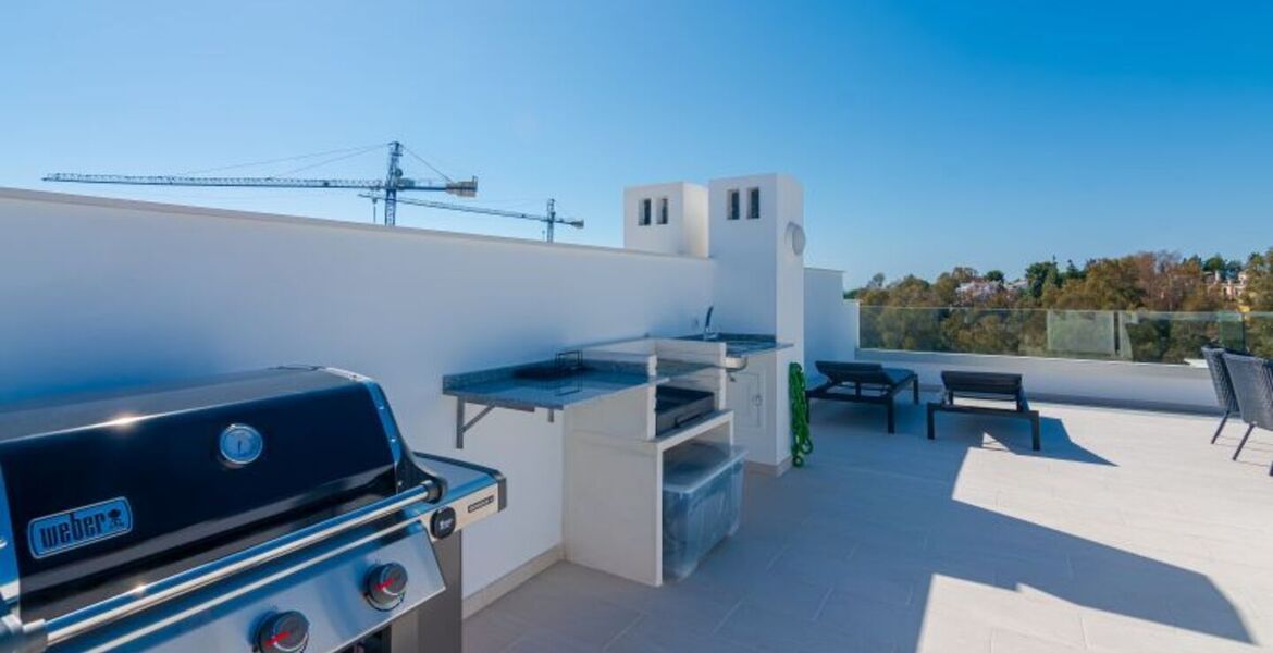 LUXURY MODERN TOWNHOUSE WITH SEA VIEWS IN EXCLUSIVE LOCATION