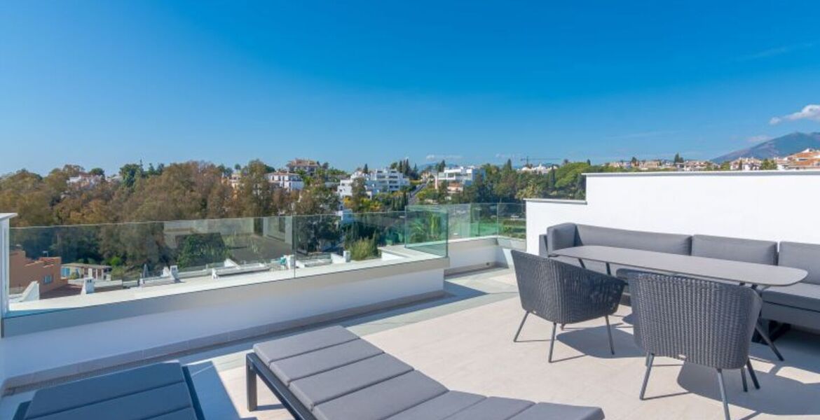 LUJOSA Y MODERNA CASA ADOSADA CON VISTAS AL MAR EN ZONA