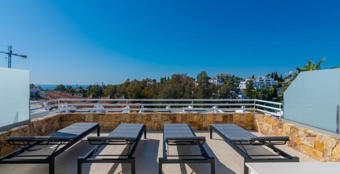 LUJOSA Y MODERNA CASA ADOSADA CON VISTAS AL MAR EN ZONA