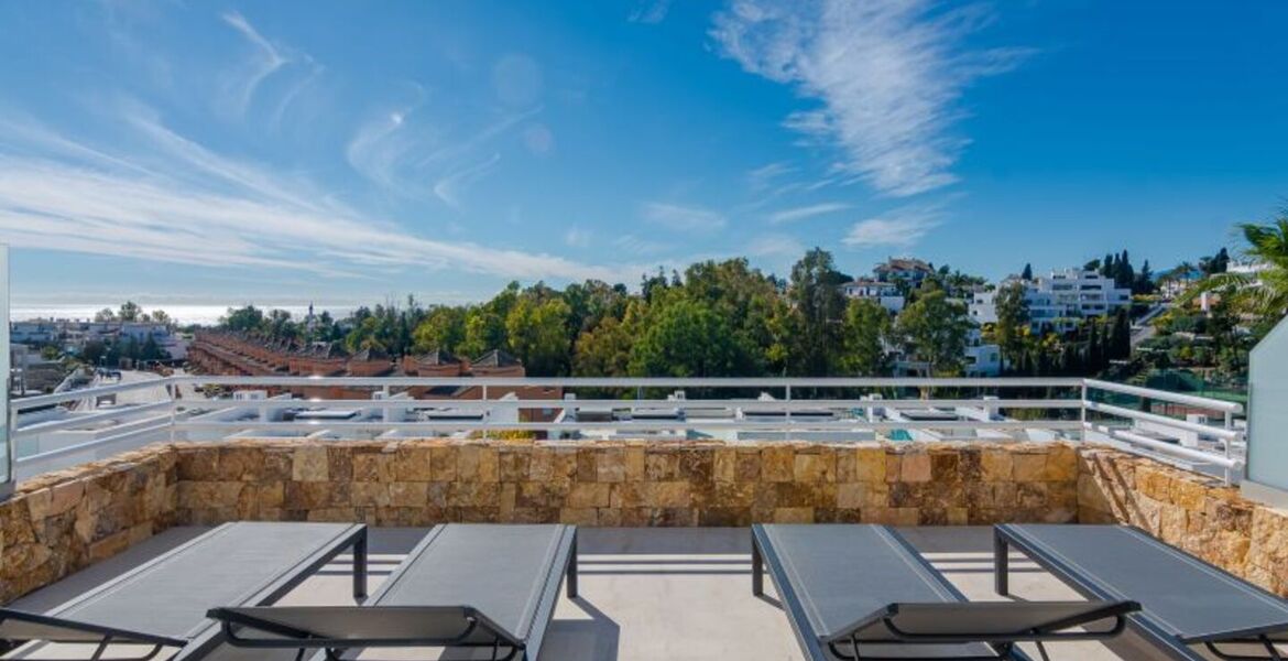 LUJOSA Y MODERNA CASA ADOSADA CON VISTAS AL MAR EN ZONA