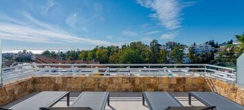 LUJOSA Y MODERNA CASA ADOSADA CON VISTAS AL MAR EN ZONA