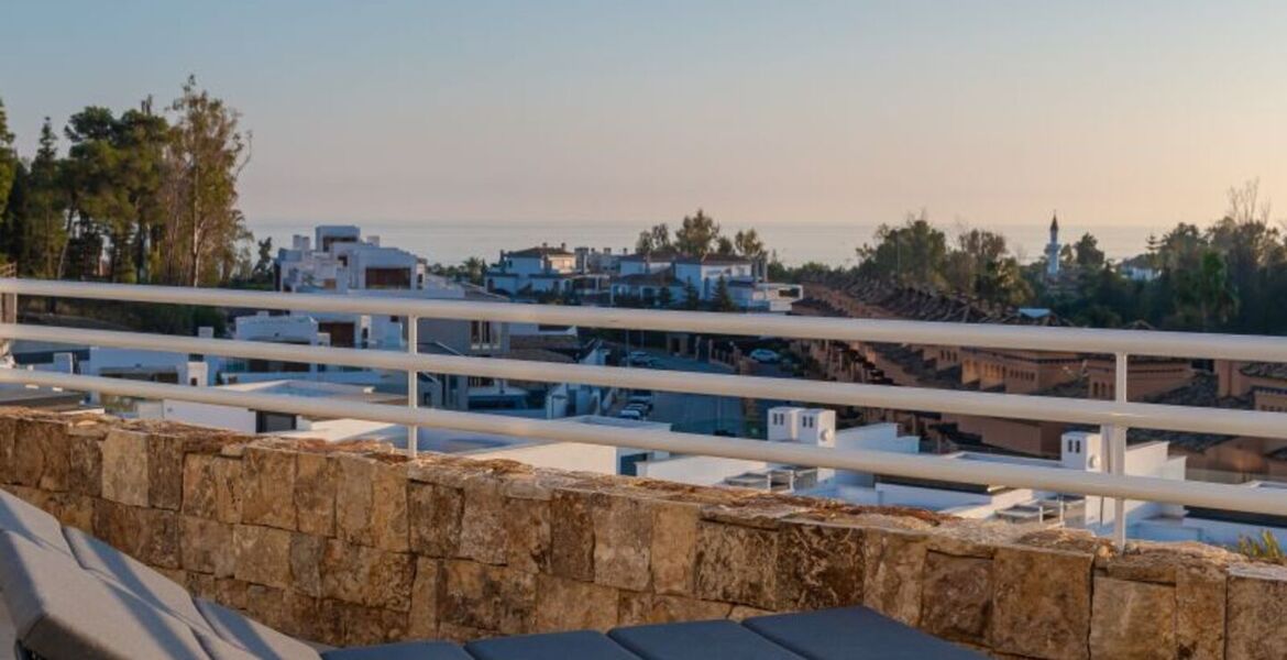 LUJOSA Y MODERNA CASA ADOSADA CON VISTAS AL MAR EN ZONA