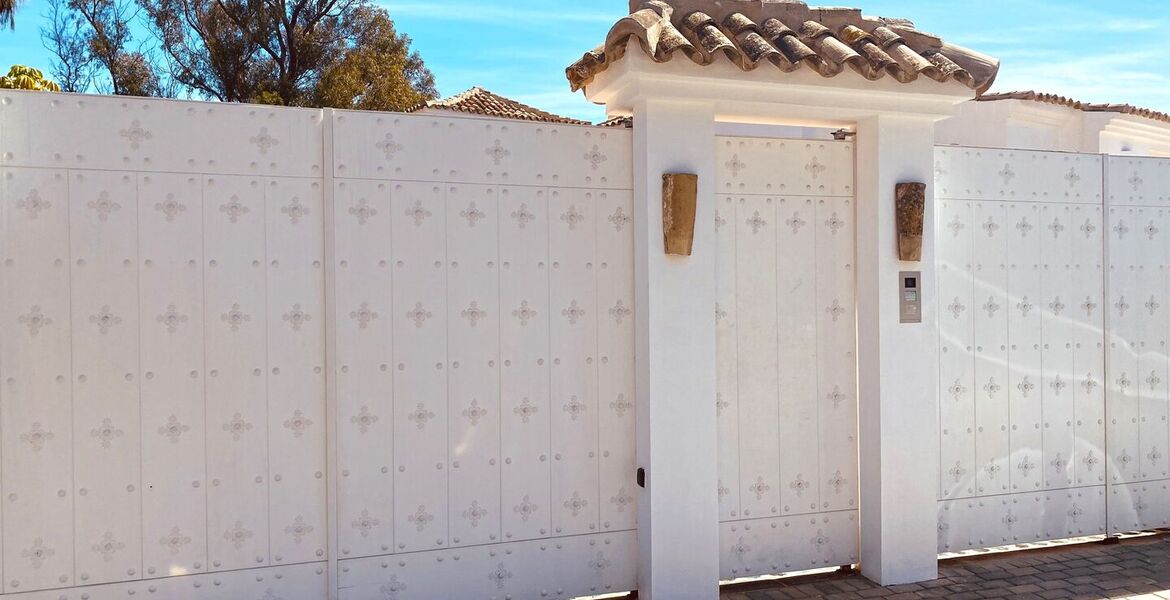 Villa de luxe à louer à Puente Romano en bord de mer