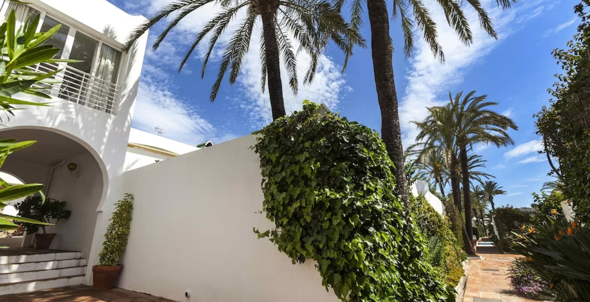 Beachfront Oasis Club Villa on Marbella