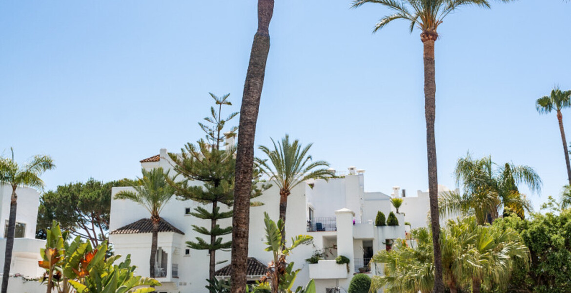 APPARTEMENT ÉLÉGANT AU REZ-DE-CHAUSSÉE À ALHAMBRA DEL MAR