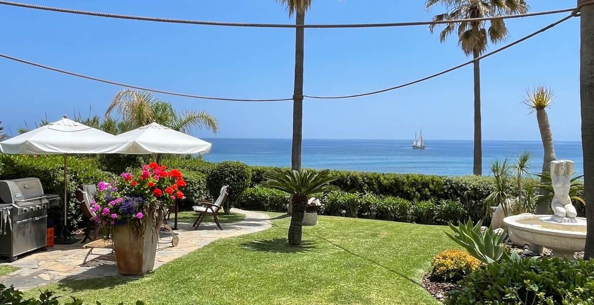 Casa adosada en primera línea de playa en Estepona