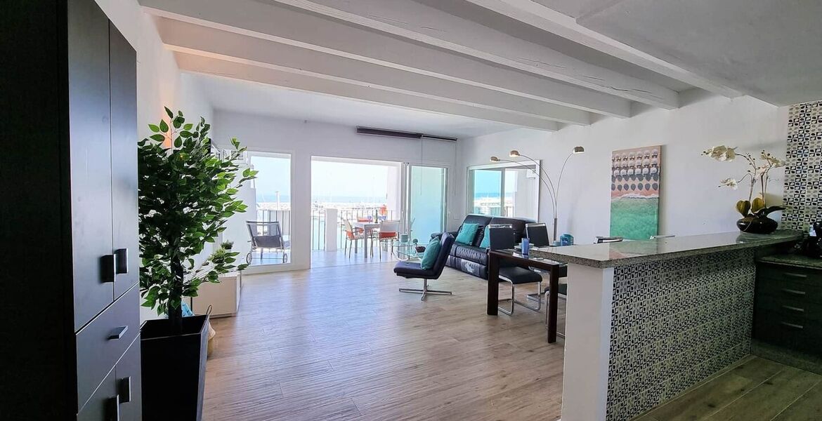 Frontline apartment in Puerto Banus