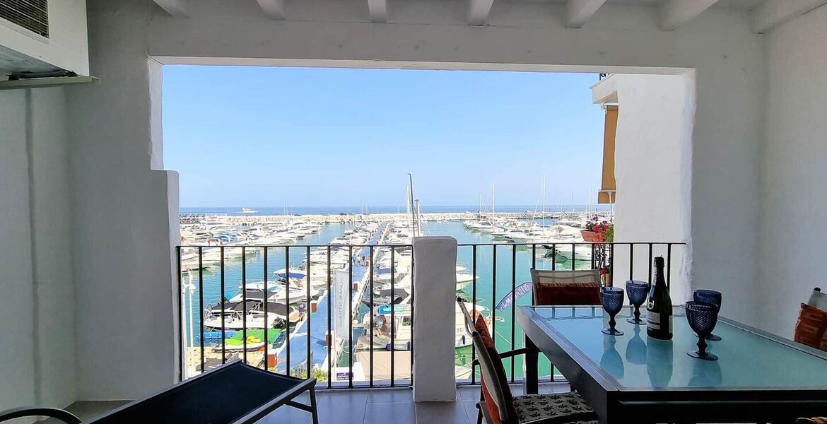 Frontline apartment in Puerto Banus