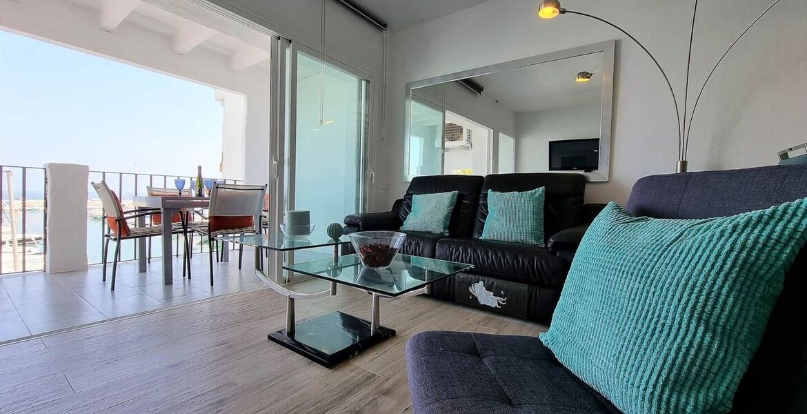 Frontline apartment in Puerto Banus