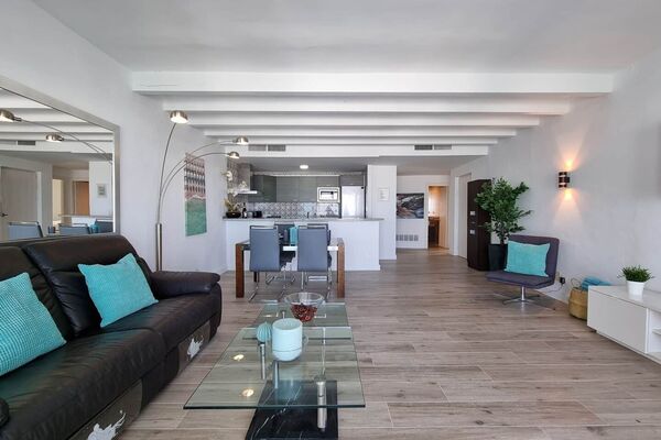 Frontline apartment in Puerto Banus