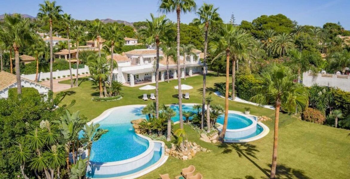 Luxury Villa in front of the beach