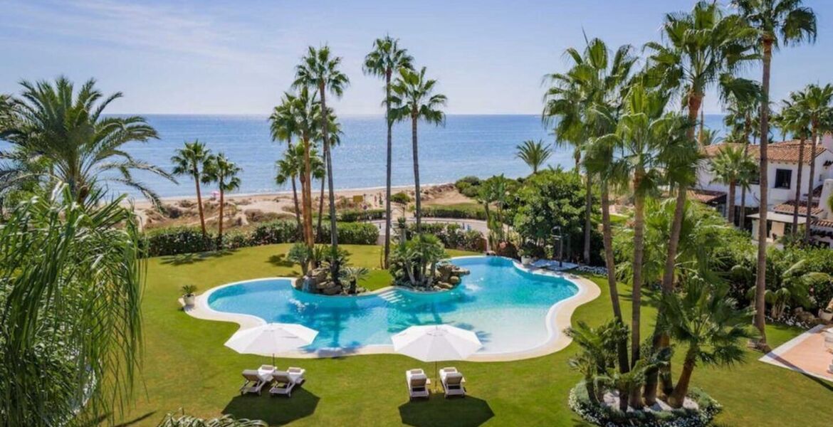 Luxury Villa in front of the beach