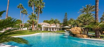 Luxury Villa in front of the beach