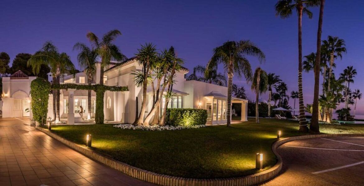 Luxury Villa in front of the beach