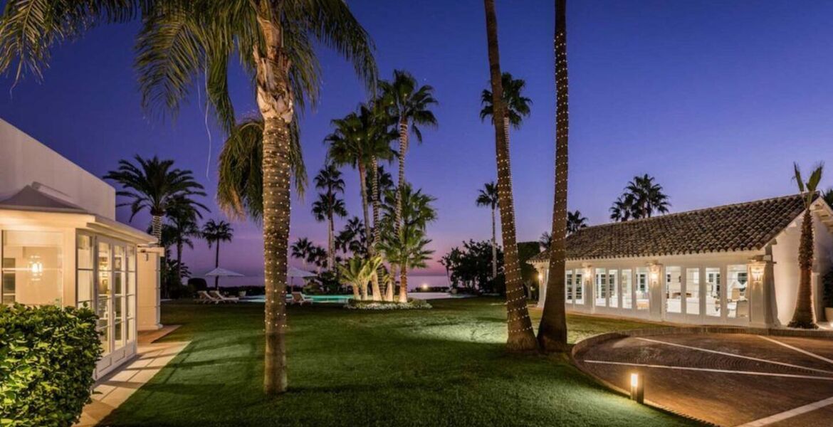 Luxury Villa in front of the beach