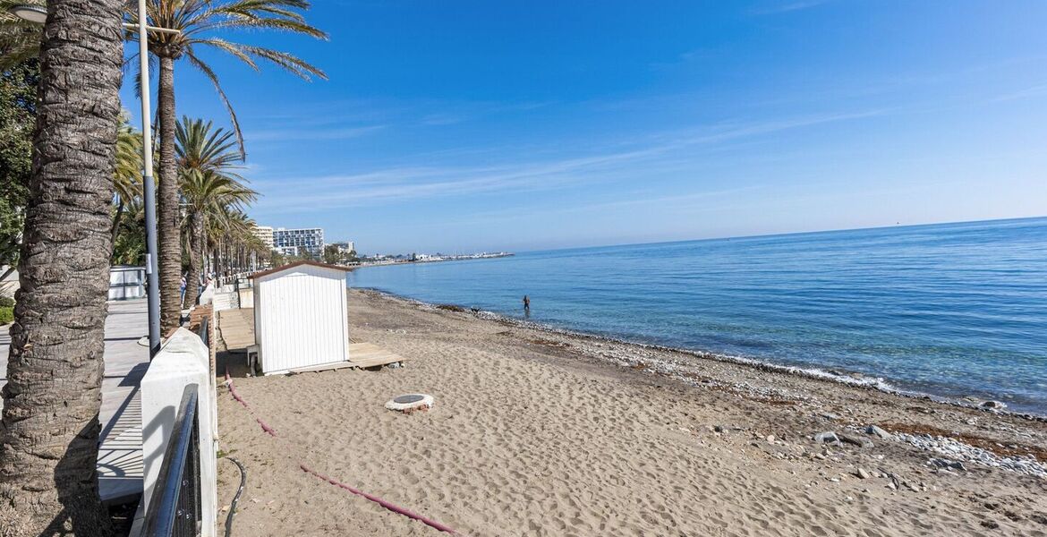 Apartamento junto a la playa con vistas al mar